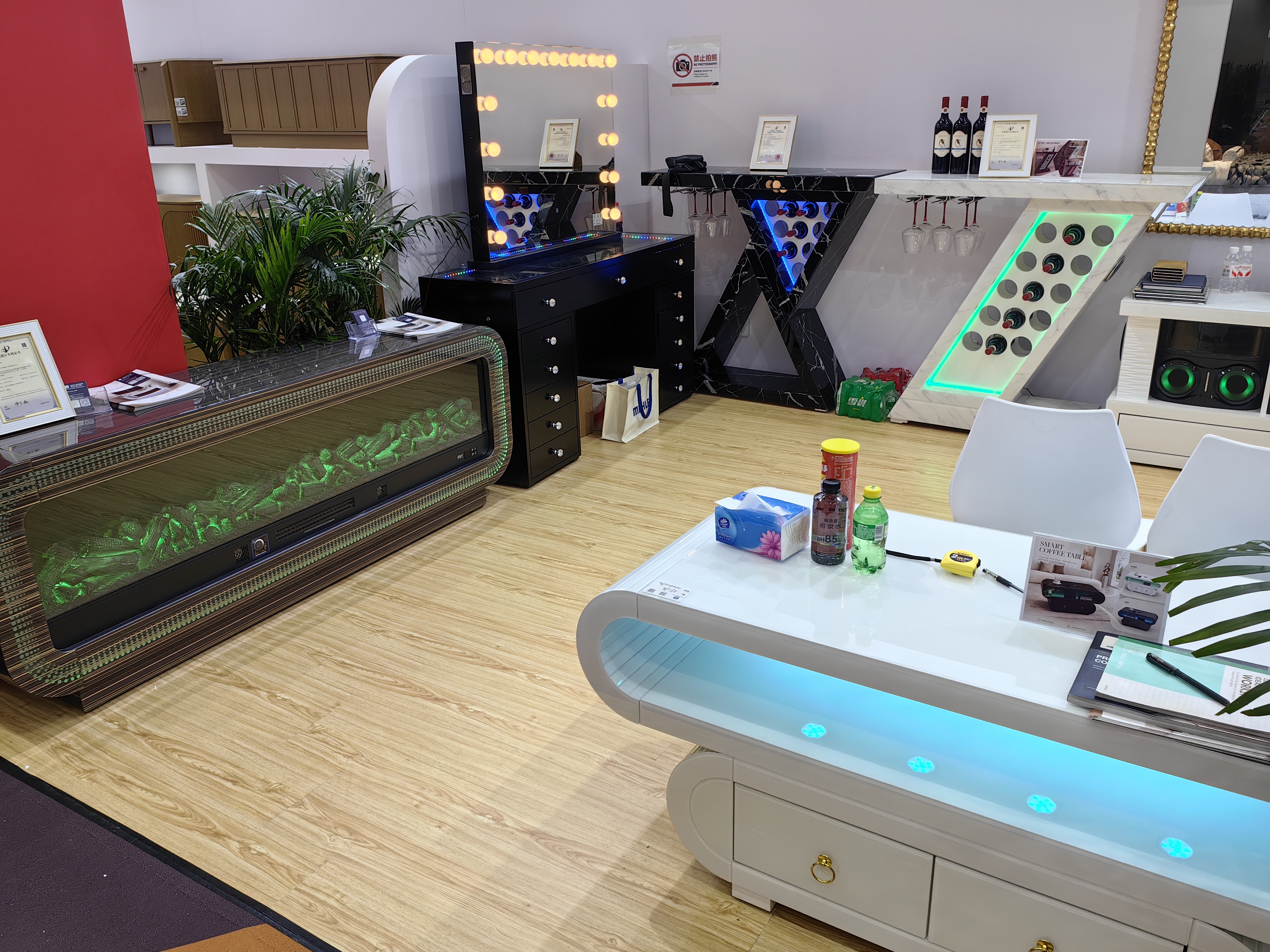 Jinsheng Glass furniture display at the Shanghai exhibition